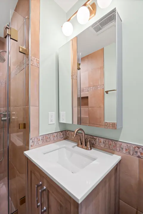 Traditional Bathroom Remodel with Custom Tile Detail — photo 3