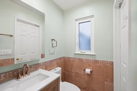 Traditional Bathroom Remodel with Custom Tile Detail — photo 9
