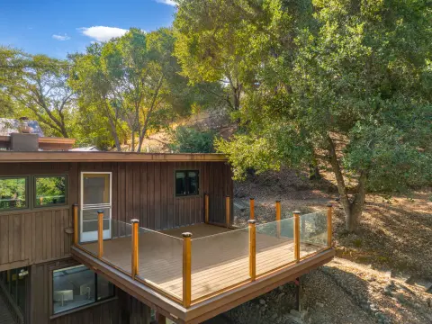 Mountain Cabin Deck & Backyard Basketball Court — photo 2